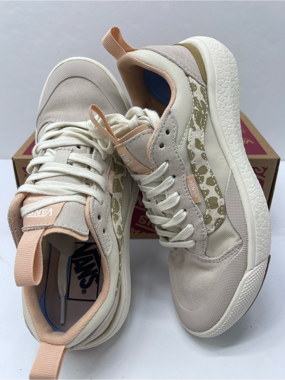 Vans WMNS Ultrarange Exo Se
Groovy Floral Khaki
VN0A4UWMKHK Sneakers - Picture 9 of 16